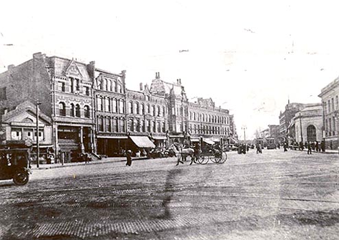 1913. Section of Town Hall & Citizens Savings Bank at right