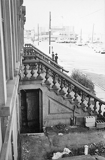 Brownstone stoop, Bell Street